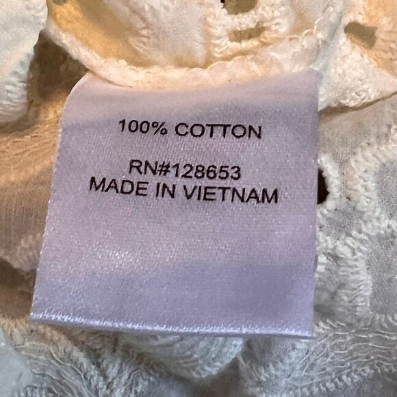 Nicole Miller Artelier Cream Eyelet Puff Sleeve Button Down. Size Medium - Picture 7 of 7